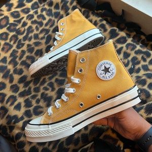 NEVER BEFORE WORN CONVERSE VINTAGE 70s COLOR SUNFLOWER SIZE 4 MENS = 6 WOMENS